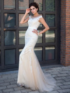 Splendido Abito da Sera Lungo in Rete con Applique a Rete Trasparente e Maniche Corte a Forma di Sirena