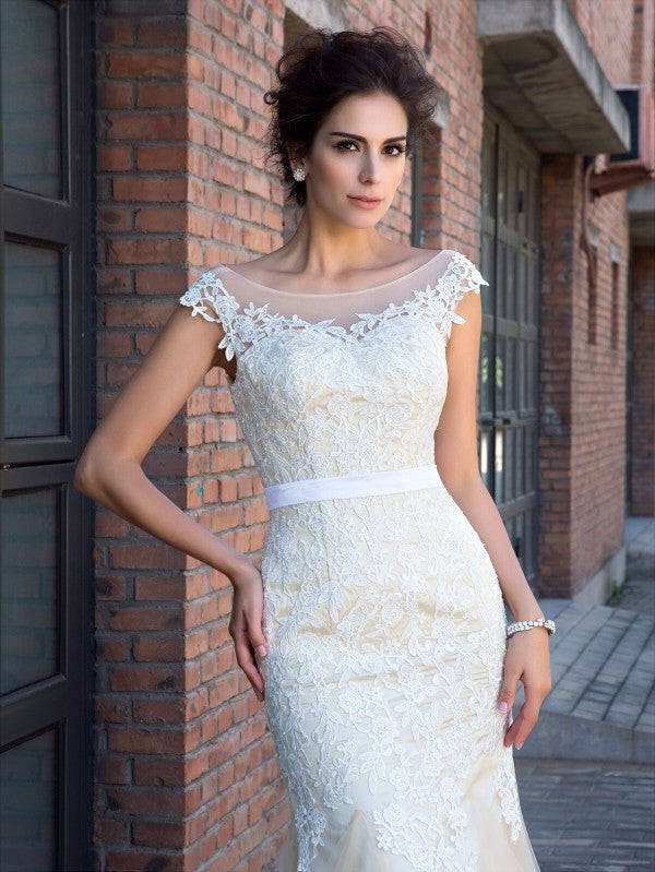 Splendido Abito da Sera Lungo in Rete con Applique a Rete Trasparente e Maniche Corte a Forma di Sirena