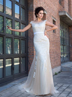 Splendido Abito da Sera Lungo in Rete con Applique a Rete Trasparente e Maniche Corte a Forma di Sirena