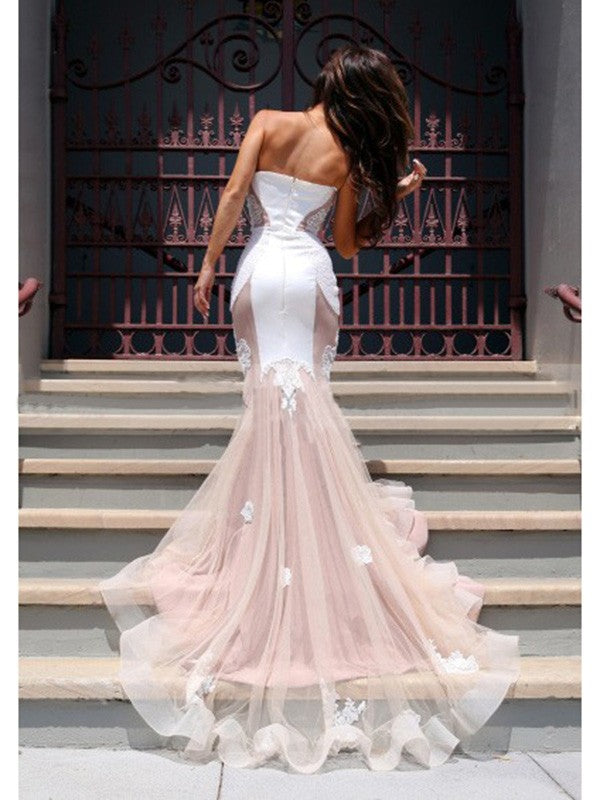 Hermosos vestidos de fiesta de sirena con escote corazón, sin mangas, de tul y cola capilla