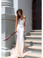 Hermosos vestidos de fiesta de sirena con escote corazón, sin mangas, de tul y cola capilla