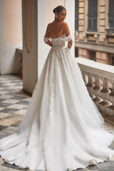 Magnifique robe de mariée en tulle avec appliques en dentelle, décolleté bardot, coupe évasée