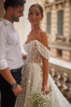 Magnifique robe de mariée en tulle avec appliques en dentelle, décolleté bardot, coupe évasée