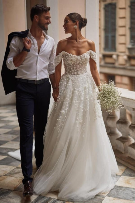 Magnifique robe de mariée en tulle avec appliques en dentelle, décolleté bardot, coupe évasée