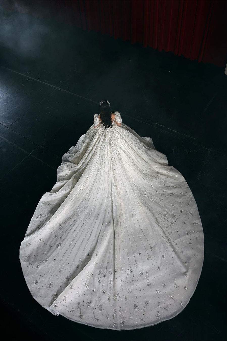 Robe de mariée princesse magnifique en ligne A avec perles et manches courtes en dentelle