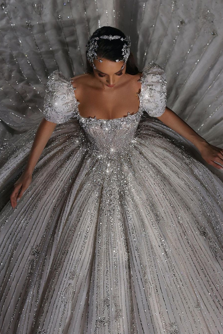 Robe de mariée princesse magnifique en ligne A avec perles et manches courtes en dentelle