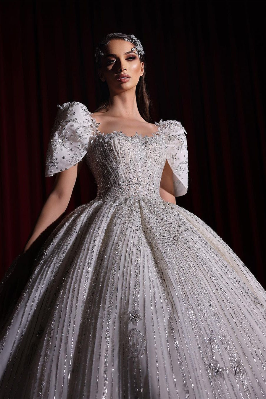 Robe de mariée princesse magnifique en ligne A avec perles et manches courtes en dentelle