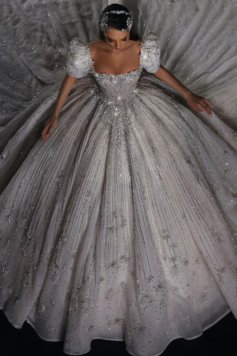 Robe de mariée princesse magnifique en ligne A avec perles et manches courtes en dentelle