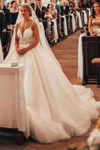 Precioso vestido de novia princesa con escote en V y encaje.