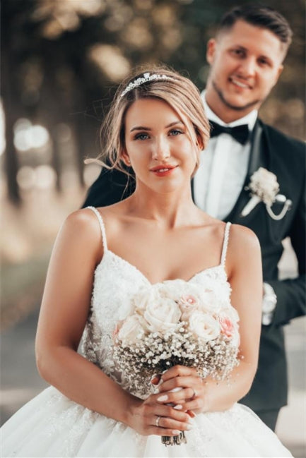 Precioso vestido de novia princesa con escote en V y encaje.