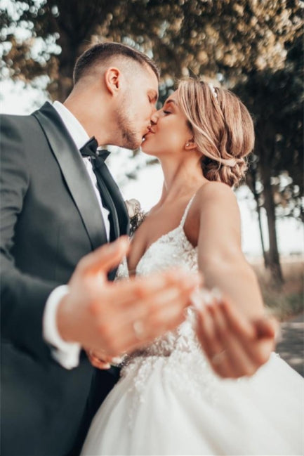 Precioso vestido de novia princesa con escote en V y encaje.