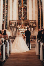 Precioso vestido de novia princesa con escote en V y encaje.