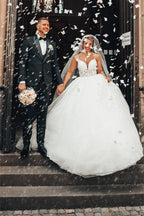 Precioso vestido de novia princesa con escote en V y encaje.