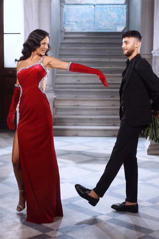 Hermoso vestido de fiesta de sirena con tirantes rojos, lentejuelas y abertura lateral