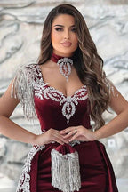 فساتين سهرة طويلة حتى الأرض ذات عمود مزخرف بالقلوب الحمراء الجميلة، بدون أكمام، مع فتحة أمامية ومذيلة