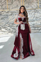 فساتين سهرة طويلة حتى الأرض ذات عمود مزخرف بالقلوب الحمراء الجميلة، بدون أكمام، مع فتحة أمامية ومذيلة