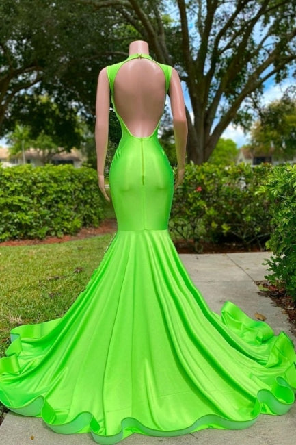 Splendido abito da sera sirena in raso elasticizzato senza maniche con scollo a V, paillettes e applicazioni