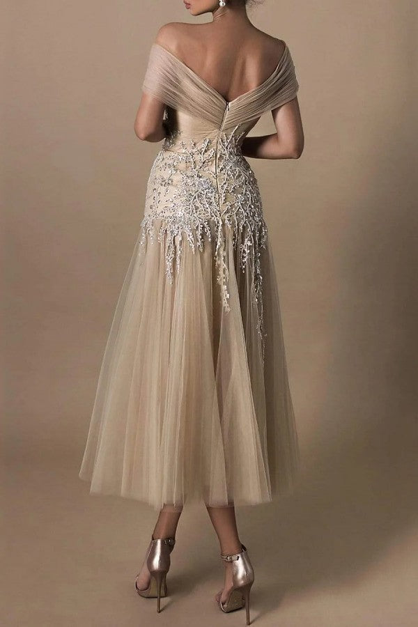 Splendidi abiti da sposa corti a linea ad A con perline e scollo a barca in pizzo