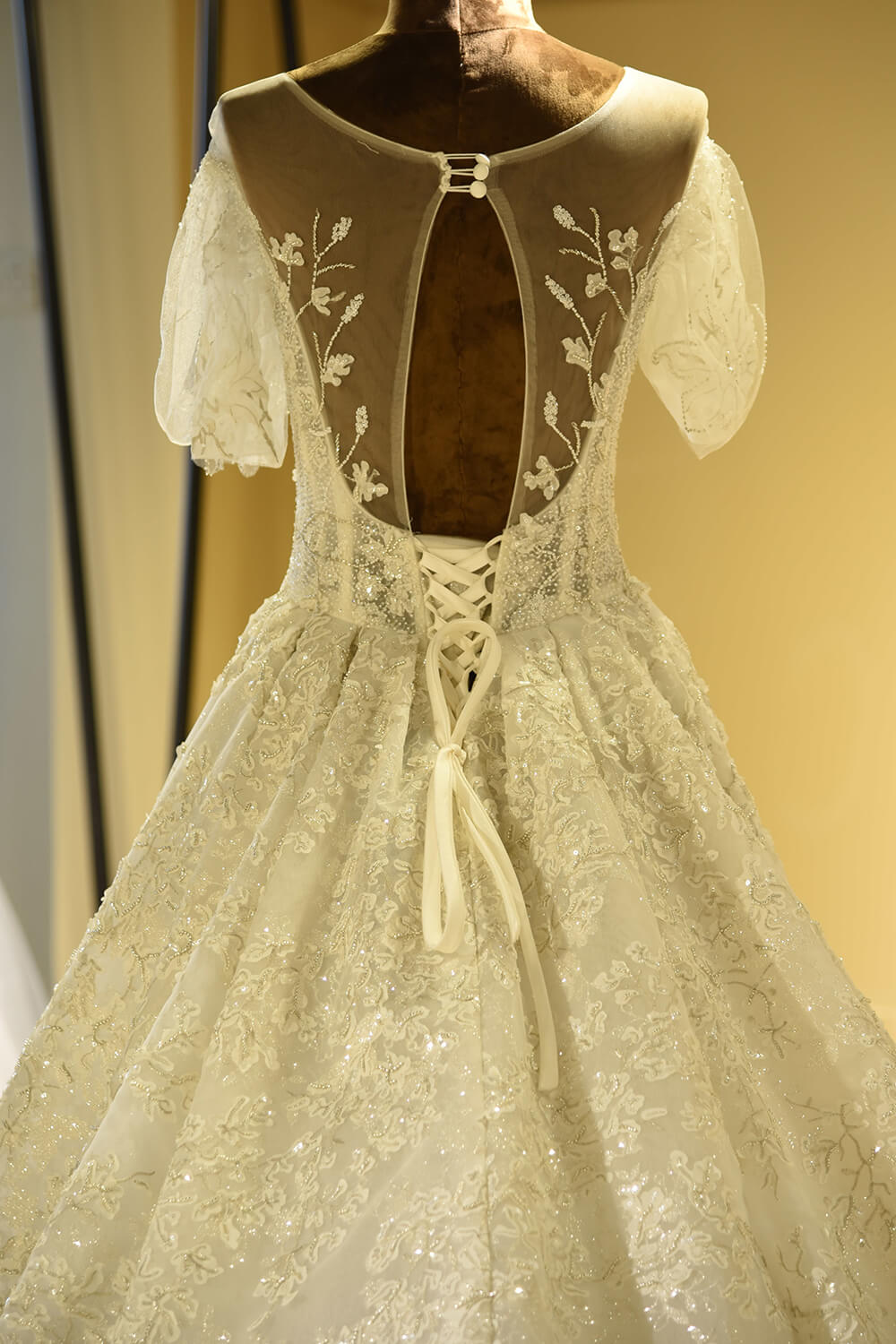 Magnifique robe de mariée ivoire princesse en tulle et dentelle à manches courtes