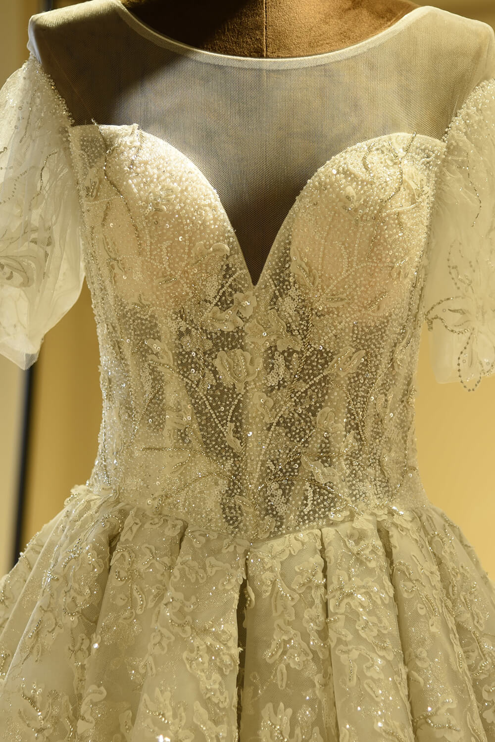 Magnifique robe de mariée ivoire princesse en tulle et dentelle à manches courtes