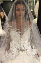 Hermoso vestido de novia con apliques de tul, mangas largas y escote redondo y cristales