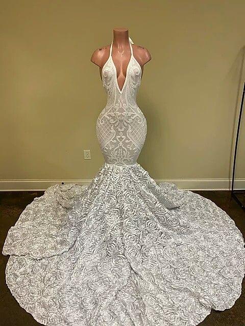 Hermoso vestido de fiesta blanco sin mangas con escote en V, corte sirena, encaje en la parte inferior y flores