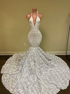 Hermoso vestido de fiesta blanco sin mangas con escote en V, corte sirena, encaje en la parte inferior y flores