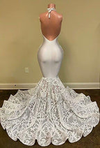 Hermoso vestido de fiesta blanco sin mangas con escote en V, corte sirena, encaje en la parte inferior y flores