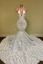 Hermoso vestido de fiesta blanco sin mangas con escote en V, corte sirena, encaje en la parte inferior y flores