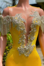 Magnifique robe de bal jaune longue sirène à franges, satinée, dos nu, épaules dénudées avec volants