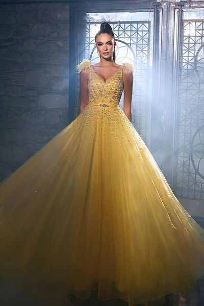 Superbe robe de bal longue jaune sans manches en ligne A ornée de paillettes et de perles