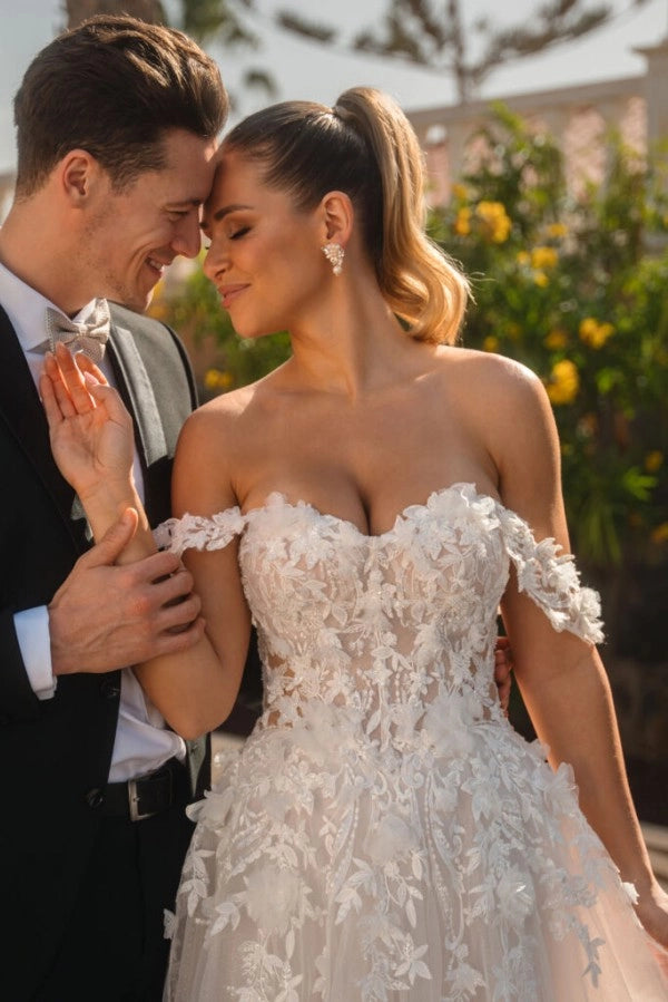 Vestido de noiva marfim ombro a ombro com aplicações
