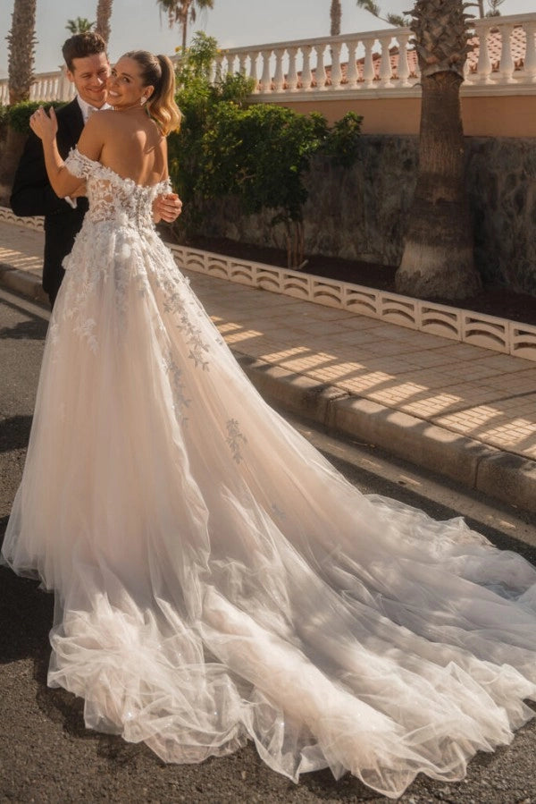 Vestido de noiva marfim ombro a ombro com aplicações