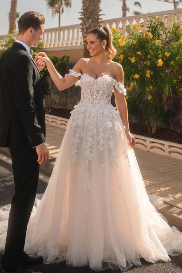 Vestido de noiva marfim ombro a ombro com aplicações