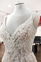 Vestidos de Noiva Elegantes Longos em Tule com Decote em V, Renda e Costas Descobertas em Corte A