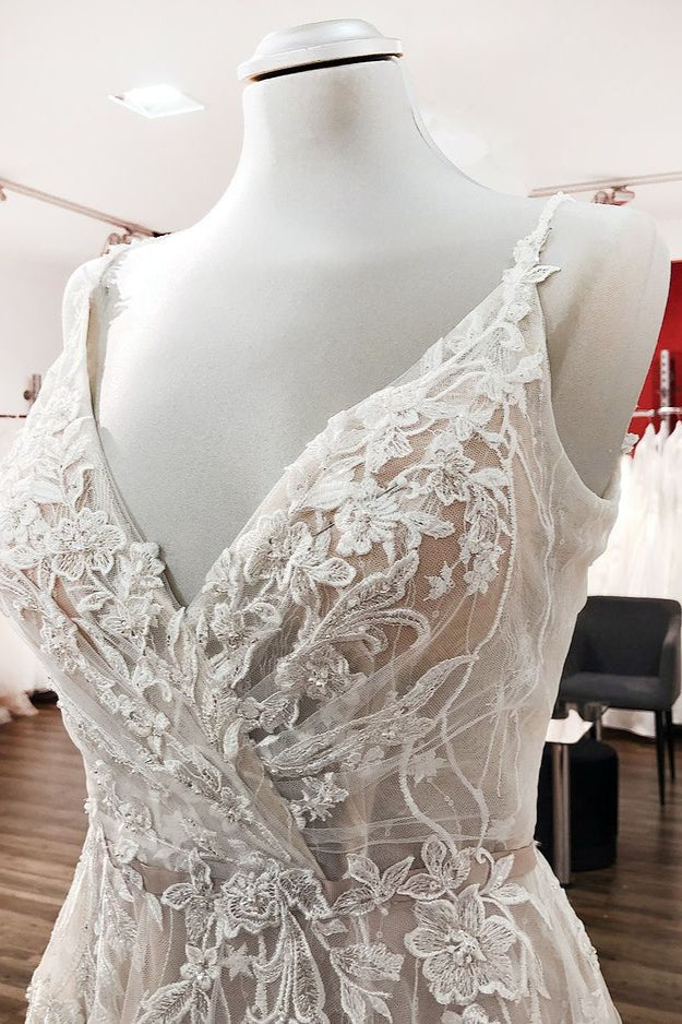 Vestidos de Noiva Elegantes Longos em Tule com Decote em V, Renda e Costas Descobertas em Corte A