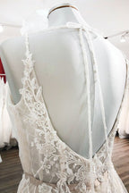 Vestidos de Noiva Elegantes Longos em Tule com Decote em V, Renda e Costas Descobertas em Corte A