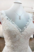 Elegante vestido de novia largo de tul con escote en V, encaje y espalda abierta