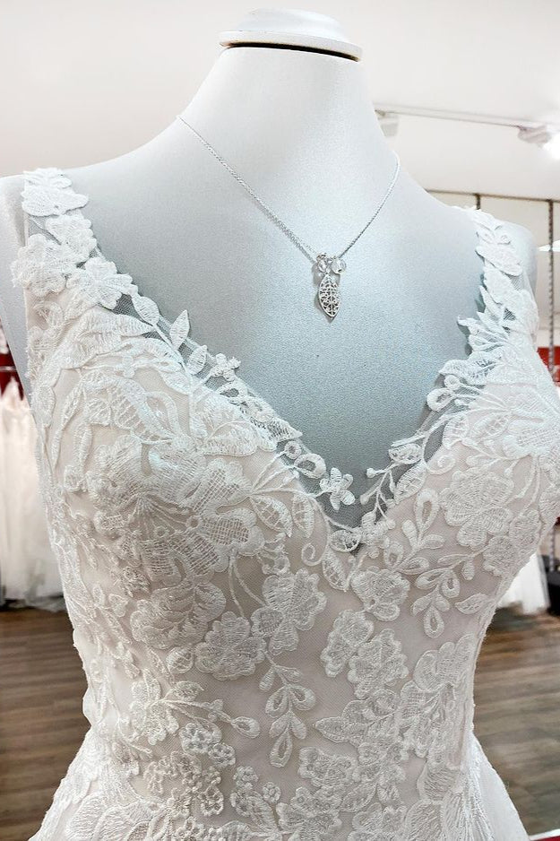 Elegante vestido de novia largo de tul con escote en V, encaje y espalda abierta