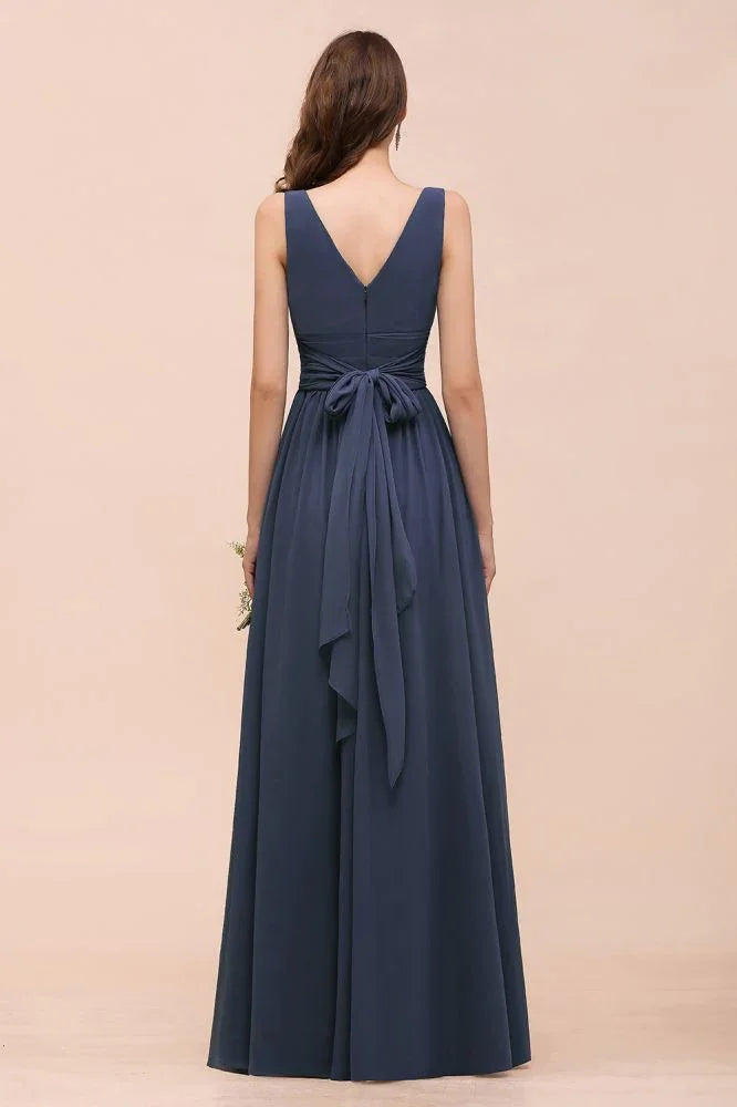 Graues Brautjungfernkleid mit Seitenschlitz, V-Ausschnitt, ärmellos, bodenlang für die Braut