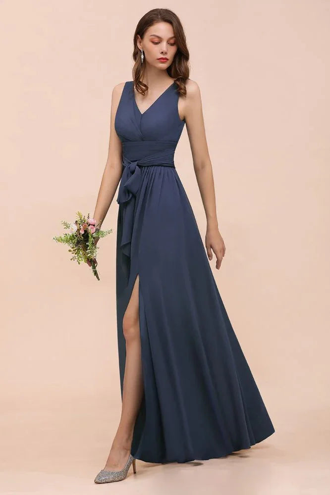 Graues Brautjungfernkleid mit Seitenschlitz, V-Ausschnitt, ärmellos, bodenlang für die Braut