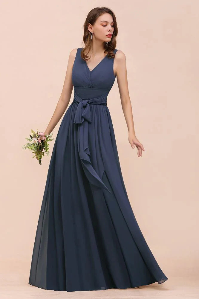 Graues Brautjungfernkleid mit Seitenschlitz, V-Ausschnitt, ärmellos, bodenlang für die Braut
