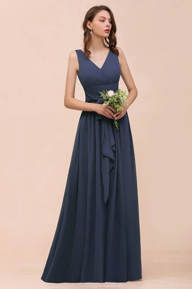 Graues Brautjungfernkleid mit Seitenschlitz, V-Ausschnitt, ärmellos, bodenlang für die Braut