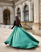 Robe de bal verte en velours à manches longues, coupe trapèze, col en V avec fente