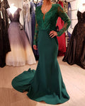 Robe de bal verte longue en dentelle à col en V avec manches, coupe sirène