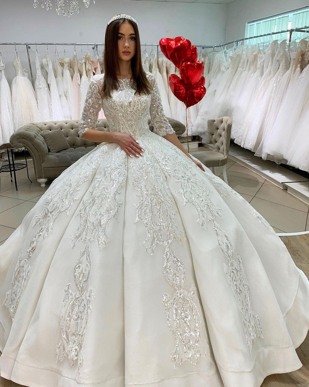 Vestido de noiva de vestido de baile de princesa em cetim com apliques e meias mangas de renda