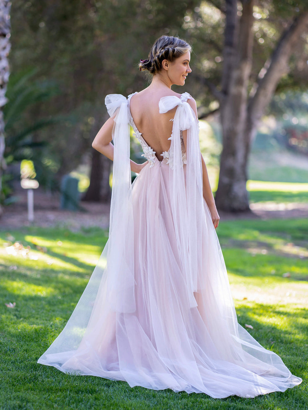 Vestido de cerimónia com decote em V, renda, tule, alças com laço e cauda varrida