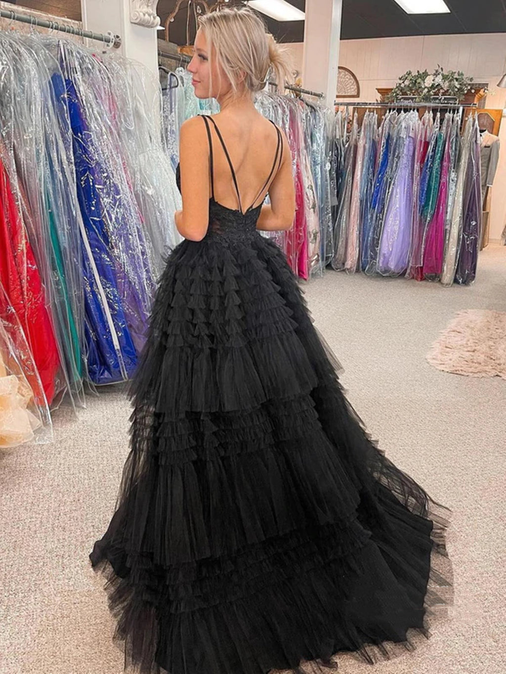 Vestido de baile formal preto em tule com decote em V, corte evasê alto-baixo