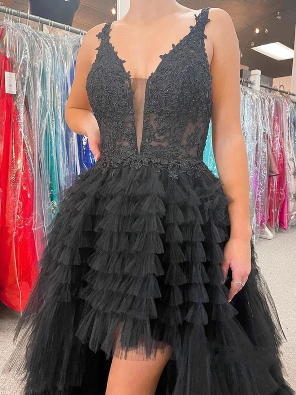Vestido de baile formal preto em tule com decote em V, corte evasê alto-baixo