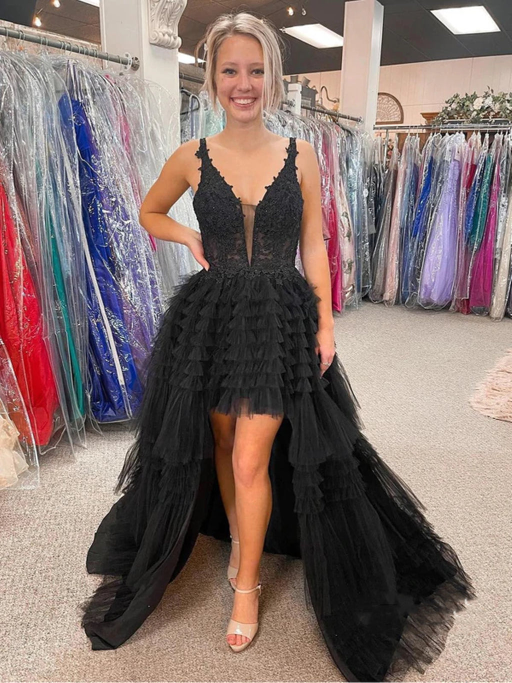 Vestido de baile formal preto em tule com decote em V, corte evasê alto-baixo